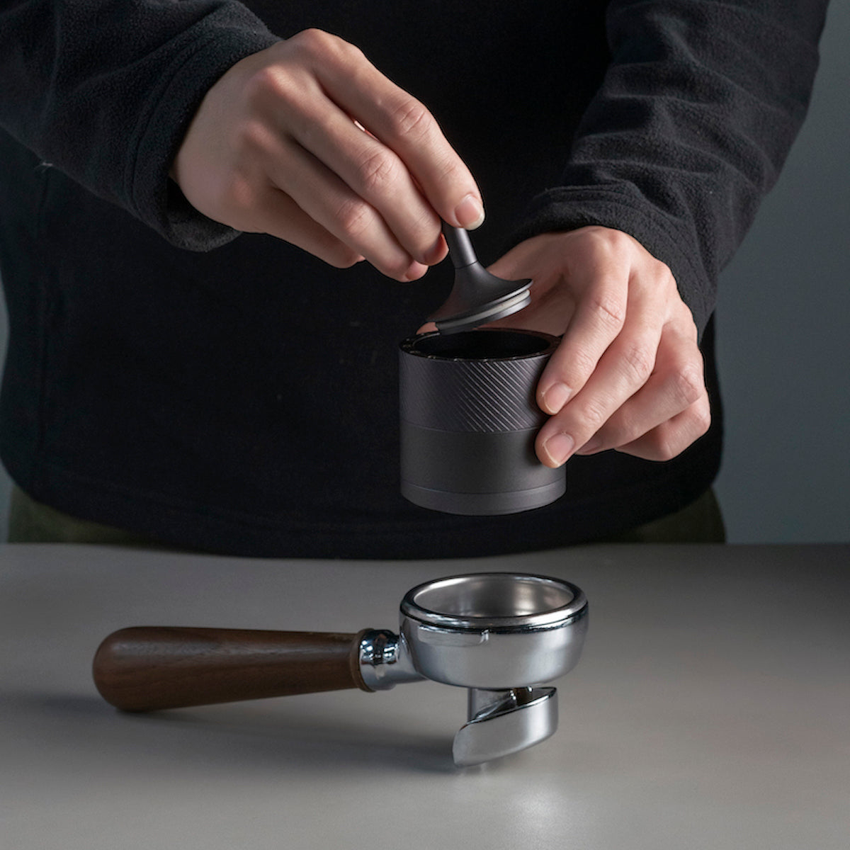 1Zpresso k-plus Manual Coffee Grinder - Iron Grey Blind Shaker