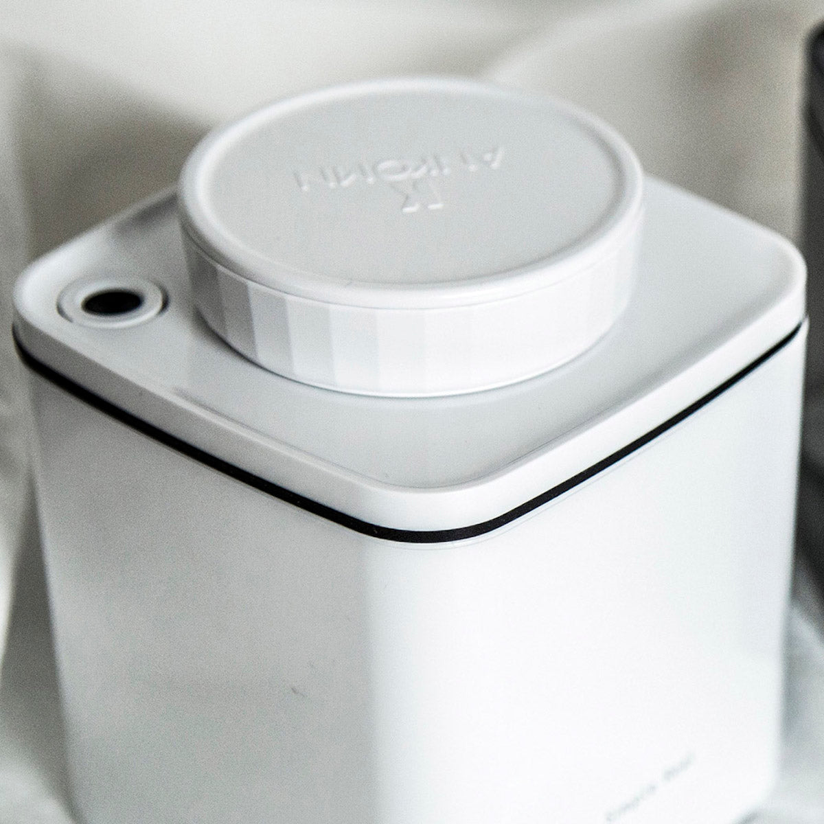 Simple Real x ANKOMN Turn-N-Seal Vacuum Canister White  | THE COFFEE GOODS