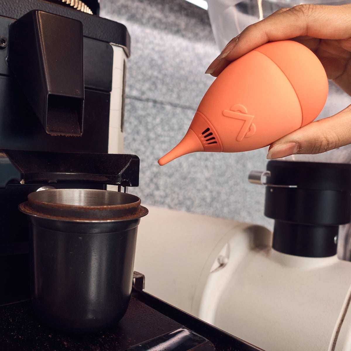 VSGO Tumbler Air Blower Orange  lifestyle | THE COFFEE GOODS